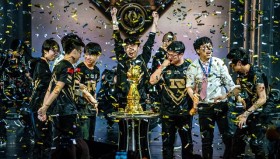 LPL联名款电竞外设发布，选手专属皮肤键鼠套装限量发售。